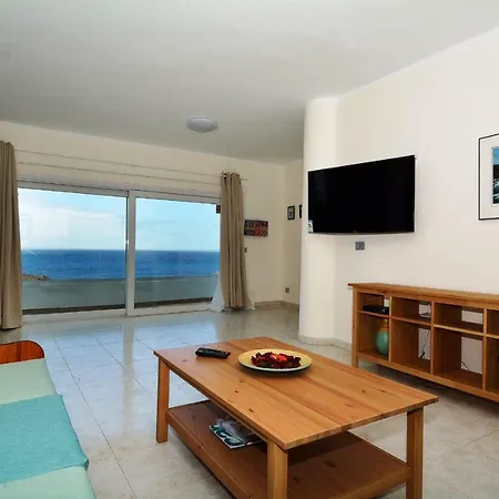 Hannah - Stunning Sea Views - Roof Terrace *