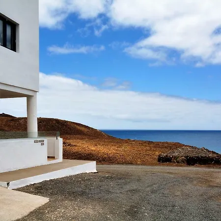 Hannah - Stunning Sea Views - Roof Terrace *